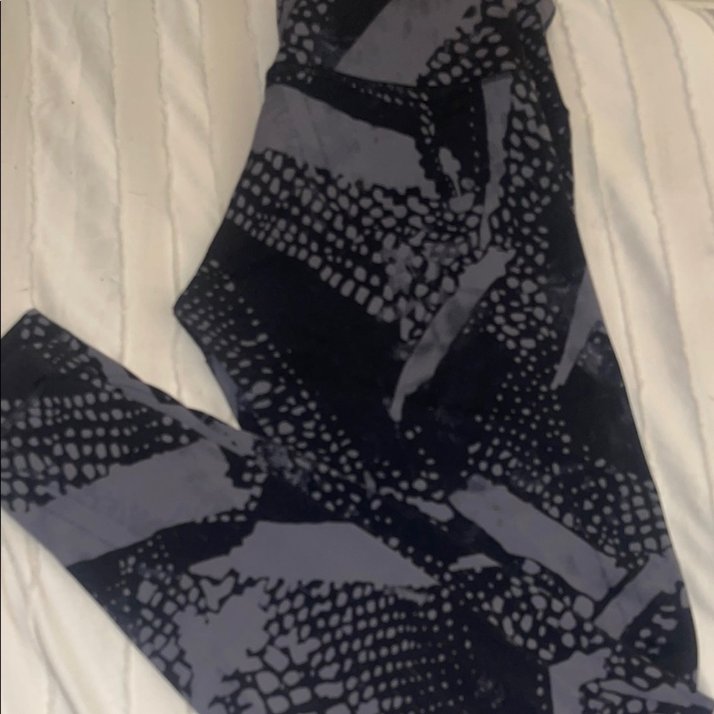 Lululemon Stylish Black and Gray Patterned yoga pants sz 8